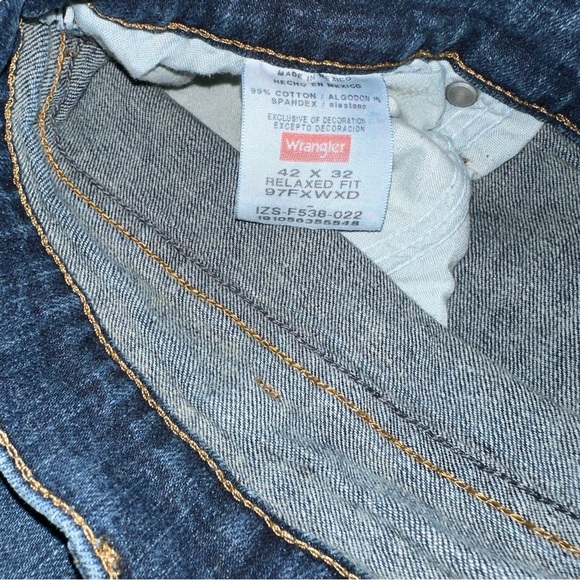 Like 🆕 Men’s Wrangler Relaxed fit, dark wash jeans size 42x32 - Picture 4 of 5